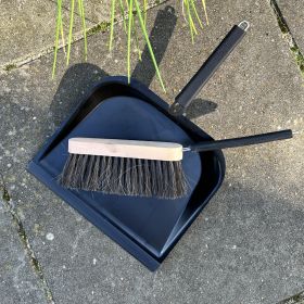 Sæt med fejebakke og kost