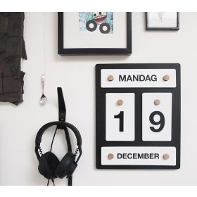 Årskalender i sort MDF med egeknopper