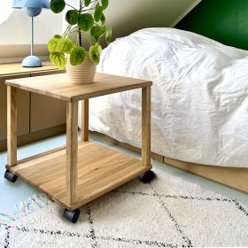 Sofabord i olieret eg (45x45 cm.) med sorte hjul